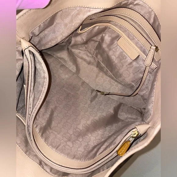 Michael Kors Jet Set Tote - Picture 3 of 9